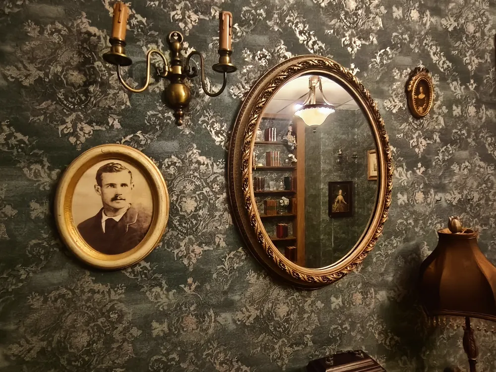Escape room New Hotel Russell Marbella — el espejo dorado y el retrato del salón