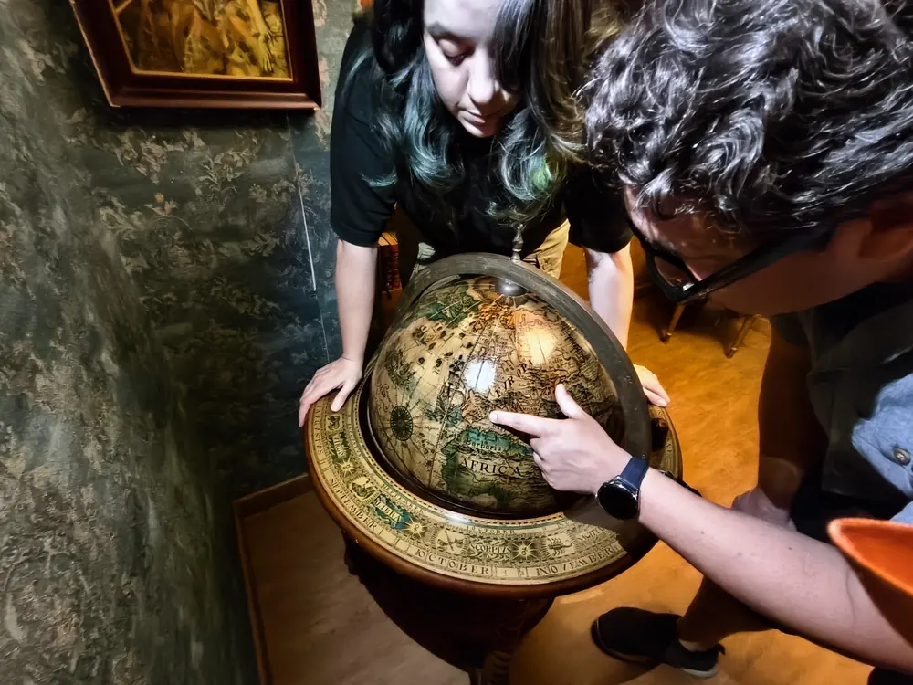 Escape room New Hotel Russell Marbella — la biblioteca y el globo terráqueo