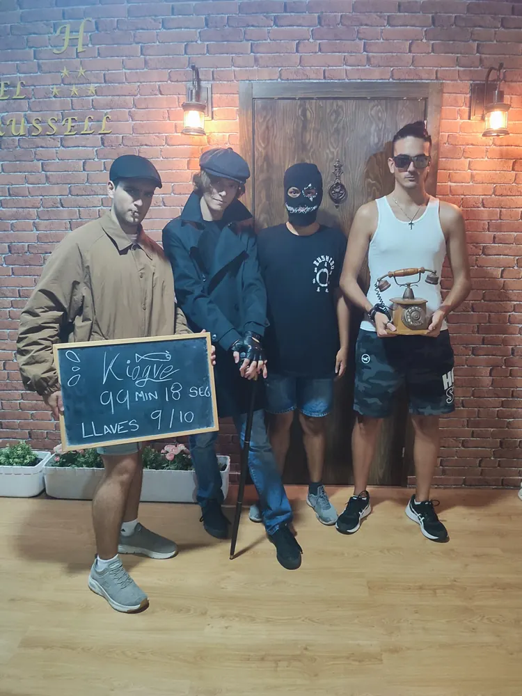 Escape room New Hotel Russell Marbella — un grupo jugando