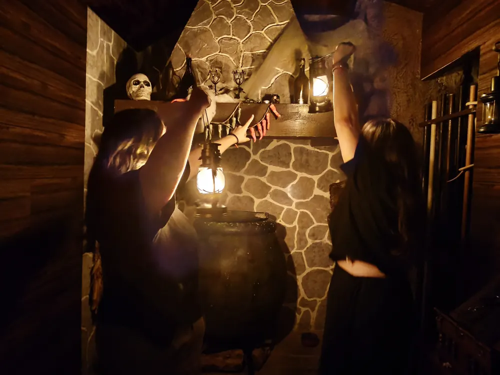 Escape room Migas de Pan Marbella — el caldero de la bruja con su farol