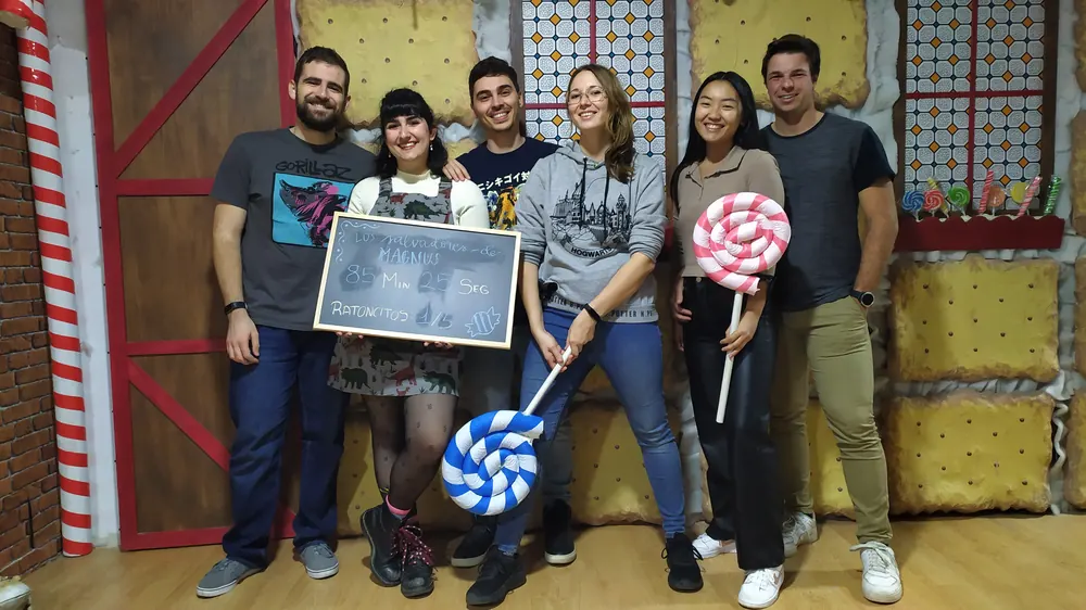 Escape room Migas de Pan Marbella — un grupo celebrando en la casa de jengibre