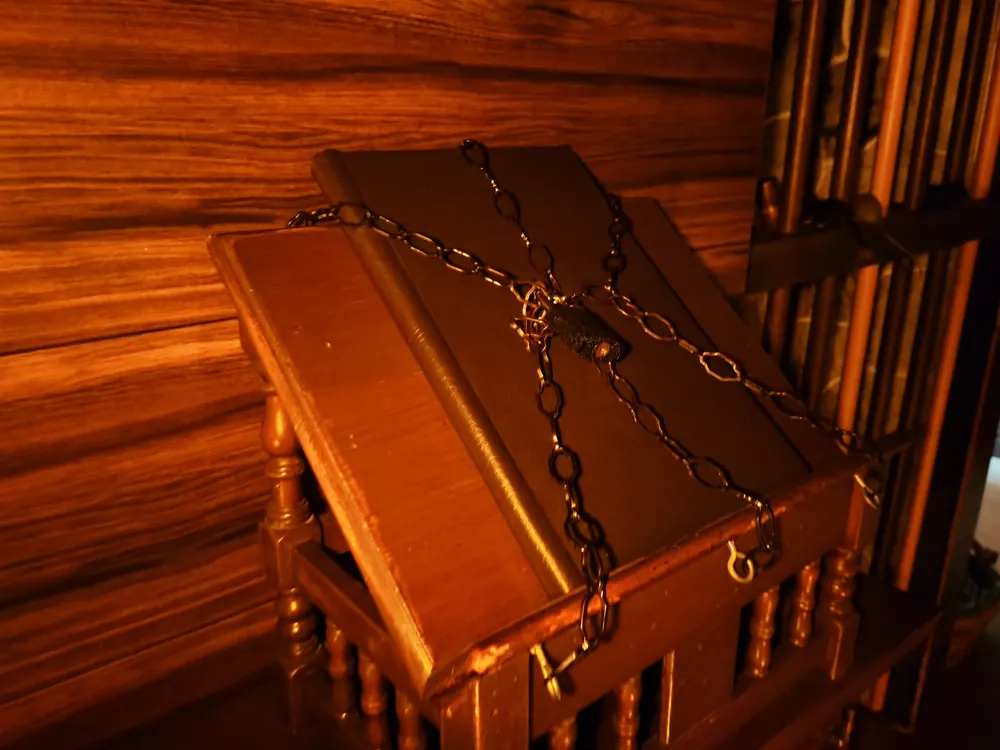 Escape room Migas de Pan Marbella — el libro encadenado con candado