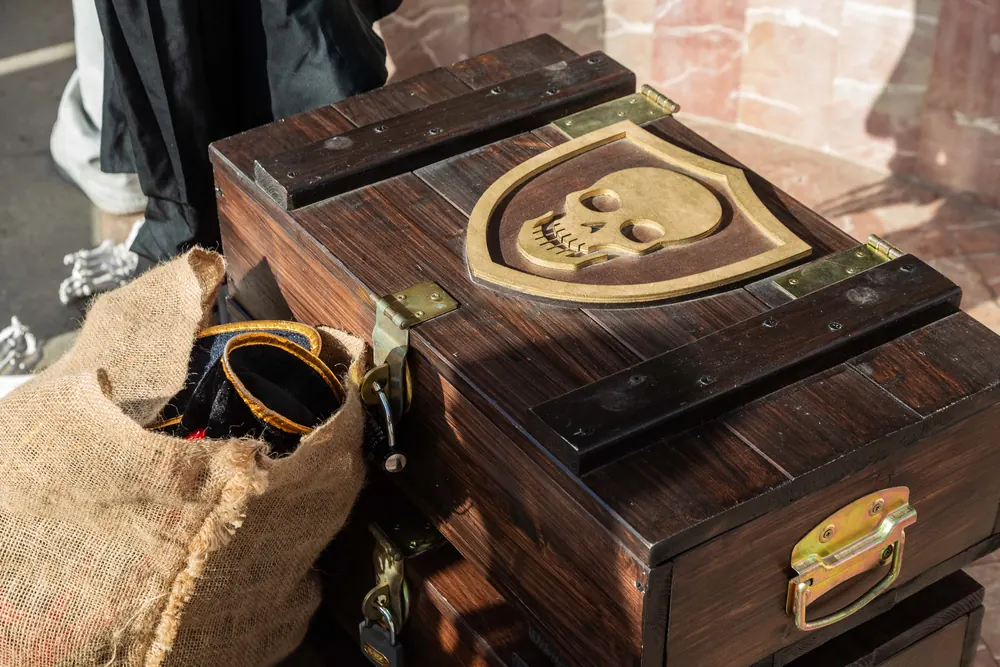 Hall Escape Tesoro Secreto Marbella — el baúl del tesoro con escudo de calavera