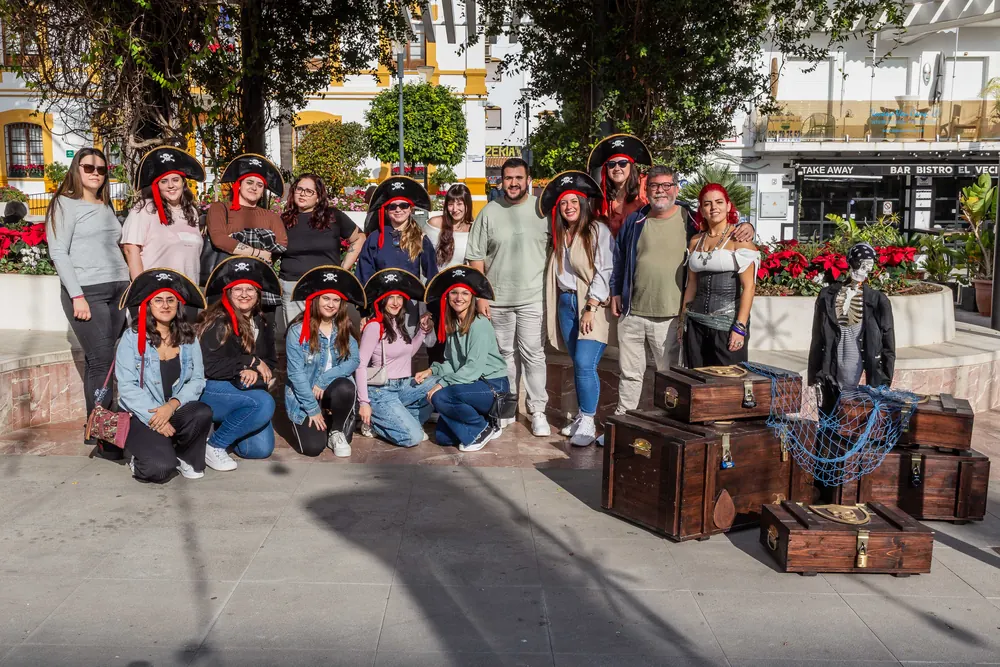 Hall Escape Tesoro Secreto Marbella — un grupo disfrazado de piratas