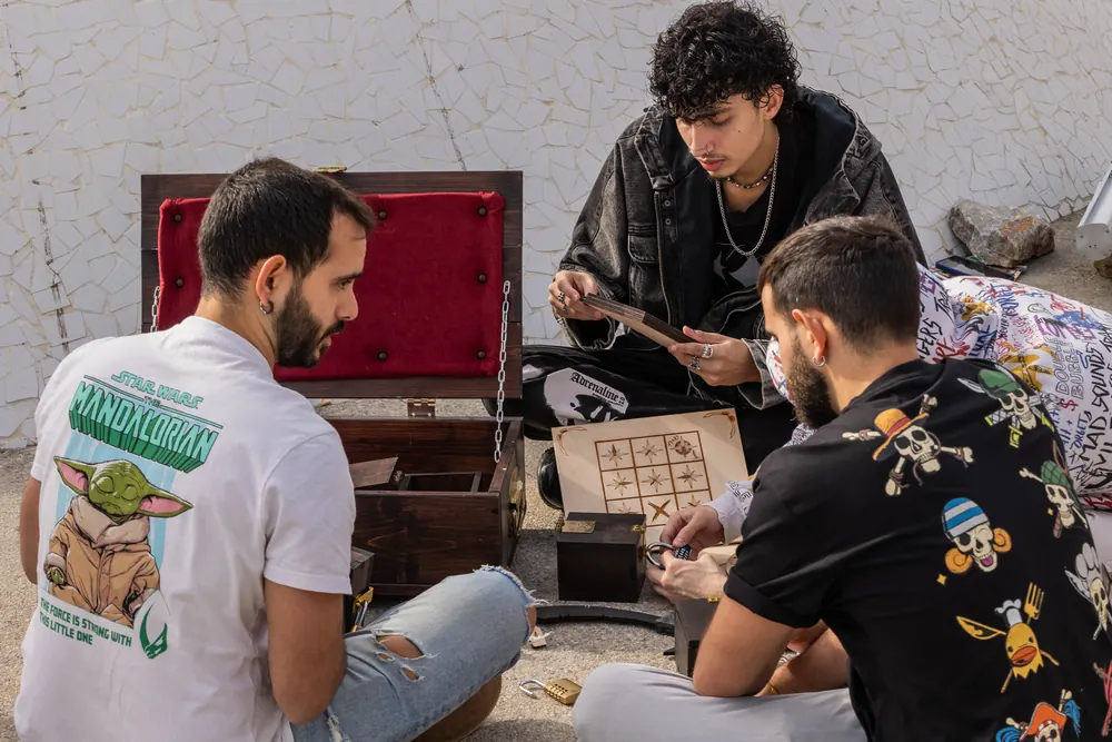 Hall Escape Tesoro Secreto Marbella — jugadores resolviendo el reto del baúl